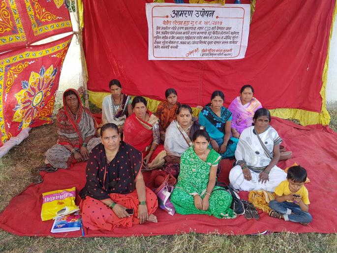 The deceased woman's wife started her hunger strike in Hingoli | मृत सराफाच्या पत्नीचे हिंगोलीत उपोषण सुरू The deceased woman's wife started her hunger strike in Hingoli | मृत सराफाच्या पत्नीचे हिंगोलीत उपोषण सुरू