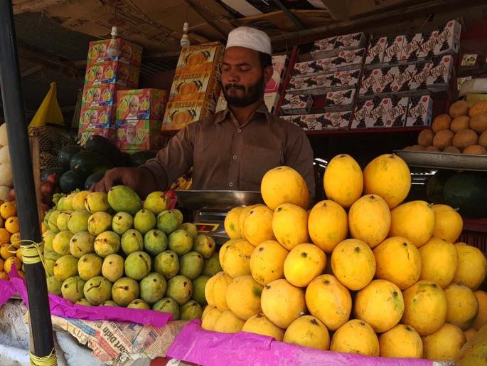 The demand for fruits on Ramadan | रमजाननिमित्त फळांना मागणी  The demand for fruits on Ramadan | रमजाननिमित्त फळांना मागणी