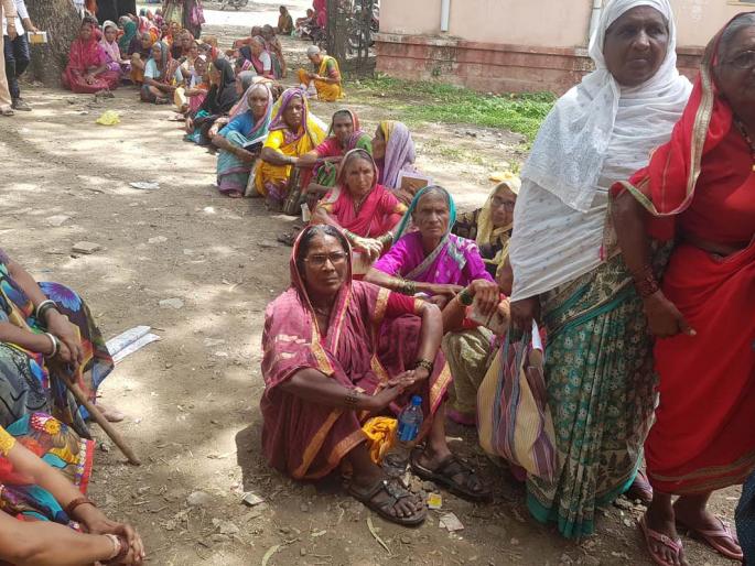  Beneficiary Range to get grants | अनुदान घेण्यास लाभार्थ्यांच्या रांगा