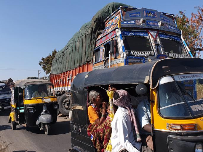  Suddenly the bus crashed ...! | अचानक बसचे फुटले चाक ... !