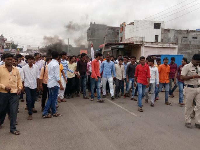 Three bus bunkers collapsed | जवळ्यात तीन बसची तोडफोड Three bus bunkers collapsed | जवळ्यात तीन बसची तोडफोड