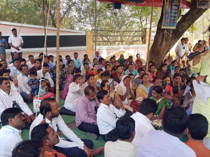 Contract employees | कंत्राटी कर्मचा-यांचे धरणे Contract employees | कंत्राटी कर्मचा-यांचे धरणे