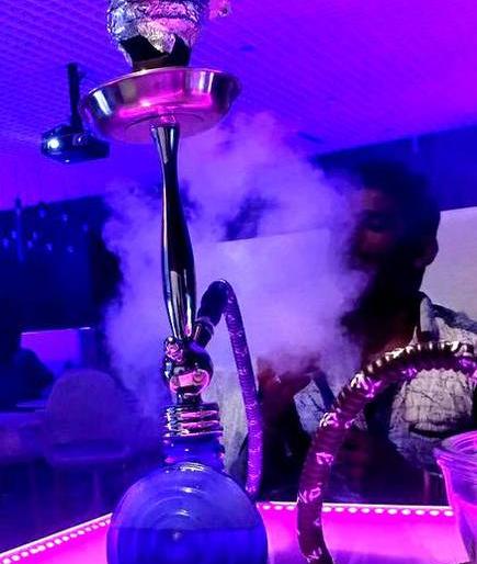 Raid on senior playwright's hookah parlor; Eighteen people were found intoxicated | हुक्का पार्लरवर छापा; नशेत तर्रर्र झालेले अठरा जण सापडले Raid on senior playwright's hookah parlor; Eighteen people were found intoxicated | हुक्का पार्लरवर छापा; नशेत तर्रर्र झालेले अठरा जण सापडले