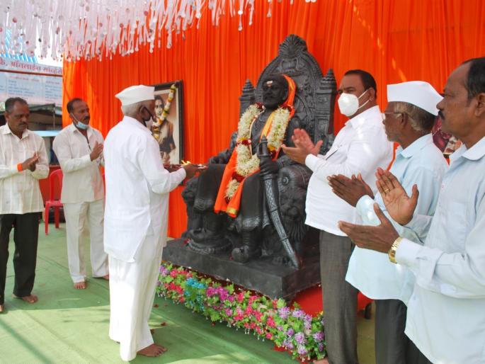 Worship at the hands of ex-servicemen in Mohdi | मोहडीत माजी सैनिकांच्या हस्ते पूजन Worship at the hands of ex-servicemen in Mohdi | मोहडीत माजी सैनिकांच्या हस्ते पूजन