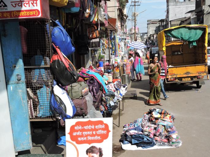 Satara: The parking lot was given by the shopkeepers, the shoppers piled up the material, the new concept of encroachment, half the road kept on the road and also used the road margin. | सातारा : पार्किंगला दिली ओसरी... दुकानदार तिथंही साहित्य पसरी, अतिक्रमणाची नवी शक्कल, निम्मे दुकान रस्त्यावर मांडून रोड मार्जिनचाही पुरेपूर वापर Satara: The parking lot was given by the shopkeepers, the shoppers piled up the material, the new concept of encroachment, half the road kept on the road and also used the road margin. | सातारा : पार्किंगला दिली ओसरी... दुकानदार तिथंही साहित्य पसरी, अतिक्रमणाची नवी शक्कल, निम्मे दुकान रस्त्यावर मांडून रोड मार्जिनचाही पुरेपूर वापर