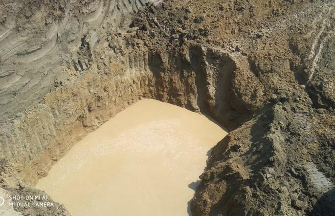 In search of water in the Jui dam | जुई धरणात चर खोदून पाण्याचा शोध In search of water in the Jui dam | जुई धरणात चर खोदून पाण्याचा शोध