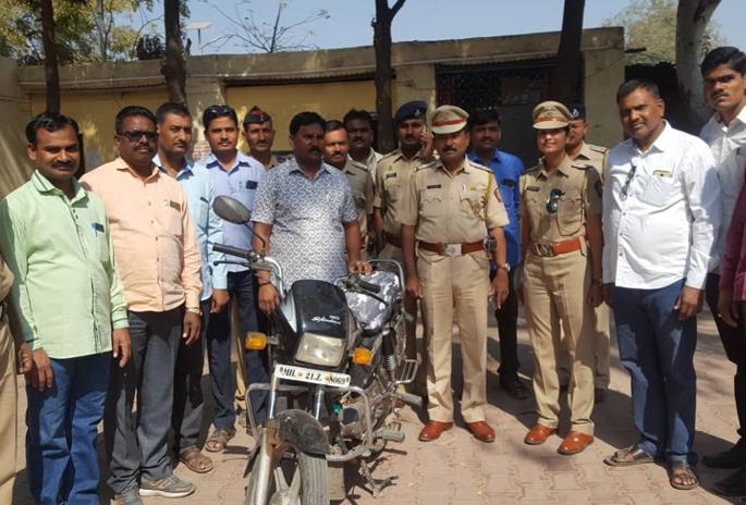 Two-wheeler in the hour received due to the alert of women PSI | महिला फौजदाराच्या सतर्कतेमुळे तासाभरात मिळाली दुचाकी Two-wheeler in the hour received due to the alert of women PSI | महिला फौजदाराच्या सतर्कतेमुळे तासाभरात मिळाली दुचाकी