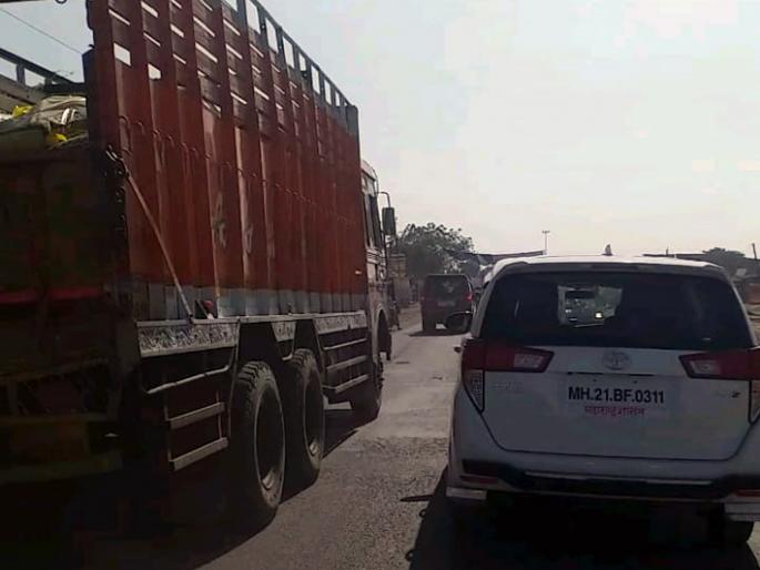 Even after the orders of the district collectors, heavy traffic from the city | जिल्हाधिकाऱ्यांच्या आदेशानंतरही जड वाहतूक शहरातूनच Even after the orders of the district collectors, heavy traffic from the city | जिल्हाधिकाऱ्यांच्या आदेशानंतरही जड वाहतूक शहरातूनच