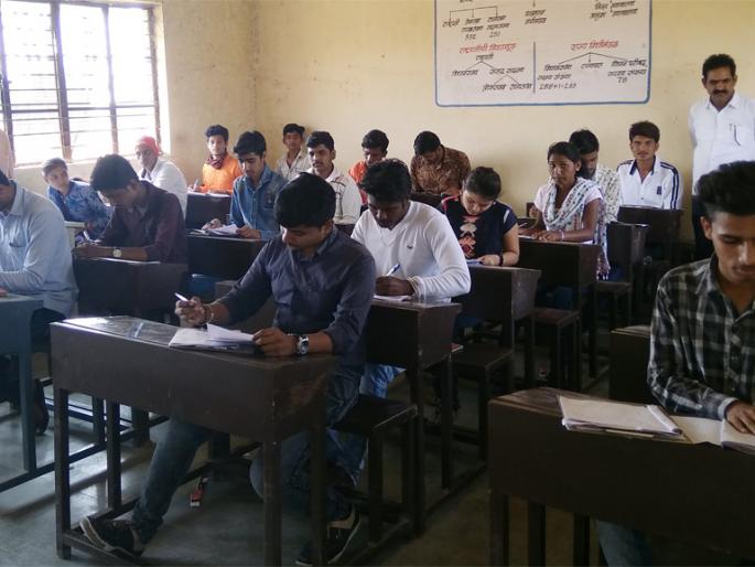 The first day caught five copies | पहिल्याच दिवशी पाच कॉपीबहाद्दरांना पकडले The first day caught five copies | पहिल्याच दिवशी पाच कॉपीबहाद्दरांना पकडले