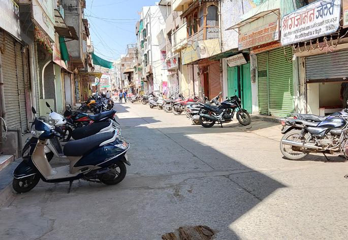 Shops closed, the streets windy | दुकाने बंद, रस्त्यावर वर्दळ  Shops closed, the streets windy | दुकाने बंद, रस्त्यावर वर्दळ