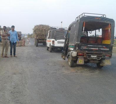 Two-wheeler rider injured in accident | महामार्गावरील टेकाडावर आदळून दुचाकीस्वार गंभीर Two-wheeler rider injured in accident | महामार्गावरील टेकाडावर आदळून दुचाकीस्वार गंभीर