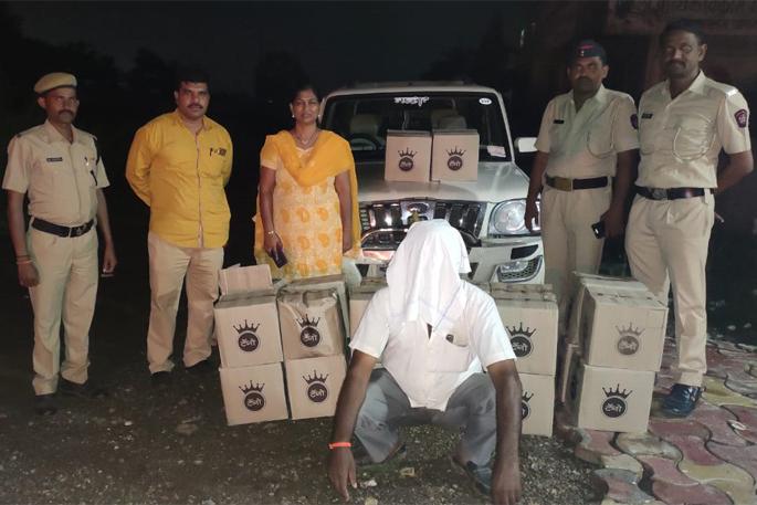 1 liquor of indigenous liquor seized | देशी दारूचे २६ खोके केले जप्त 1 liquor of indigenous liquor seized | देशी दारूचे २६ खोके केले जप्त