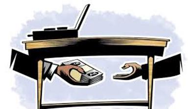 Women were caught red handed while taking a bribe | लाच घेताना महिला तलाठ्यास पकडले Women were caught red handed while taking a bribe | लाच घेताना महिला तलाठ्यास पकडले