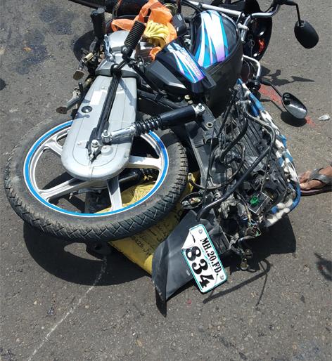 Married couple in a bus-bike accident on the highway | महामार्गावर बस-दुचाकी अपघातात दाम्पत्य ठार Married couple in a bus-bike accident on the highway | महामार्गावर बस-दुचाकी अपघातात दाम्पत्य ठार