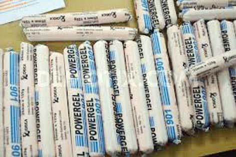 Three people, including three students, were arrested for selling gelatin case | जिलेटिन कांड्या विक्री प्रकरणी विद्यार्थ्यासह तीन जण ताब्यात Three people, including three students, were arrested for selling gelatin case | जिलेटिन कांड्या विक्री प्रकरणी विद्यार्थ्यासह तीन जण ताब्यात