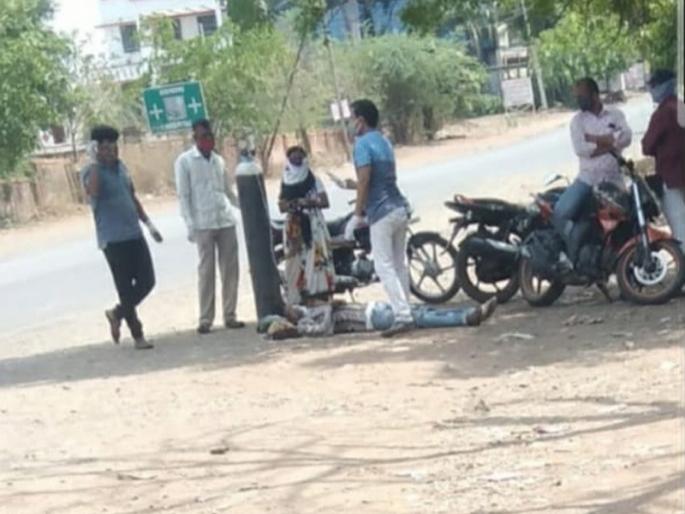 Shocking; Doctors put oxygen on the road to save lives without waiting for the bed | बेडची वाट न पाहता रूग्णाचा जीव वाचवण्यासाठी डॉक्टरांनी रस्त्यावरच लावले ऑक्सिजन Shocking; Doctors put oxygen on the road to save lives without waiting for the bed | बेडची वाट न पाहता रूग्णाचा जीव वाचवण्यासाठी डॉक्टरांनी रस्त्यावरच लावले ऑक्सिजन