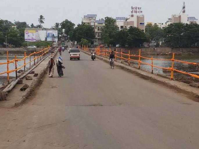Temporary protection pits on Ganpatipule in Dhule | धुळ्यातील गणपतीपुलावर लावले तात्पुरते संरक्षण कठडे Temporary protection pits on Ganpatipule in Dhule | धुळ्यातील गणपतीपुलावर लावले तात्पुरते संरक्षण कठडे