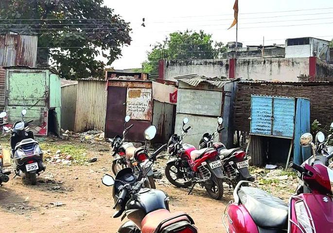 encroachment as it is at Khamgaon city police station, bus stop area | खामगाव शहर पोलिस स्टेशन, बसस्थानकावरील अतिक्रमण जैसे थे!
