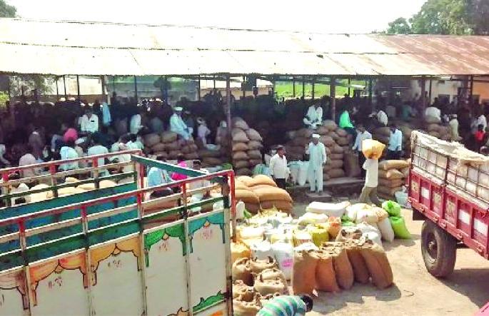 Traders Occupy Tin Shed On Market! | बाजारातील टीन शेडवर व्यापाऱ्यांचा कब्जा! Traders Occupy Tin Shed On Market! | बाजारातील टीन शेडवर व्यापाऱ्यांचा कब्जा!