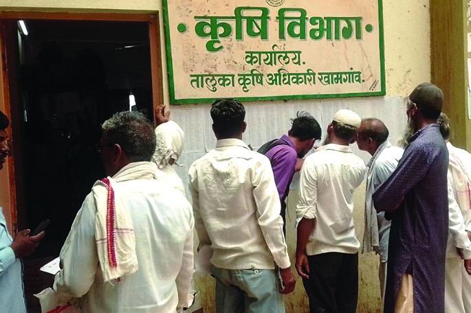 crop insurance; farmers have to take efforts | पीक विम्यासाठी पायपीट संपेना