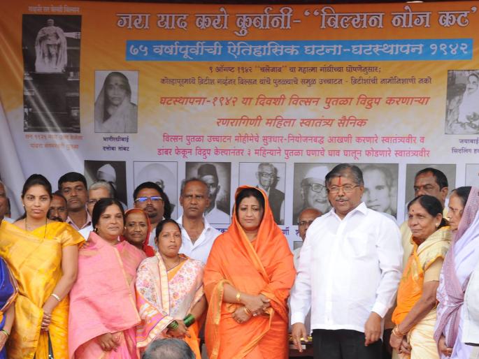 Kolhapur greetings to freedom fighters who defame 'Wilson statue' | ‘विल्सन पुतळा ’ विद्रुप करणाºया स्वातंत्र्यसैनिकांना कोल्हापुरात अभिवादन Kolhapur greetings to freedom fighters who defame 'Wilson statue' | ‘विल्सन पुतळा ’ विद्रुप करणाºया स्वातंत्र्यसैनिकांना कोल्हापुरात अभिवादन