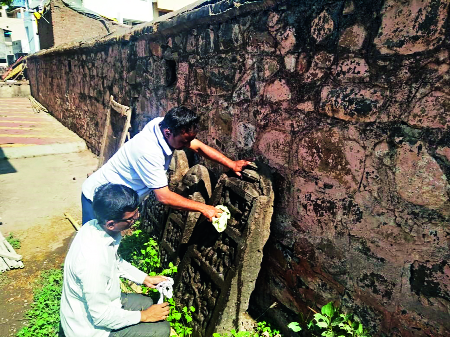 The rare winters found in Kothali | कोथळीत आढळला दुर्मीळ वीरगळ The rare winters found in Kothali | कोथळीत आढळला दुर्मीळ वीरगळ