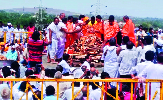 Laxmisena dissolves Swamiji Anantas | लक्ष्मीसेन स्वामीजी अनंतात विलीन Laxmisena dissolves Swamiji Anantas | लक्ष्मीसेन स्वामीजी अनंतात विलीन