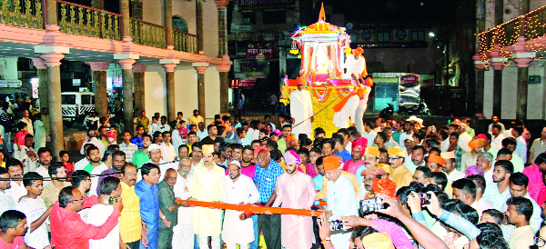 Souvenir city in Shivarai, Taranani's hymn | शिवराय, ताराराणींच्या जयघोषात दुमदुमली नगरी Souvenir city in Shivarai, Taranani's hymn | शिवराय, ताराराणींच्या जयघोषात दुमदुमली नगरी