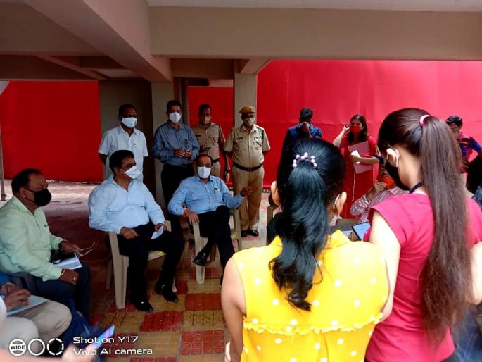 The problems of the nursing staff at the Nesco Covid Center were solved | नेस्को कोविड सेंटर मधील नर्सिंग स्टाफच्या समस्यांचे झाले निराकरण The problems of the nursing staff at the Nesco Covid Center were solved | नेस्को कोविड सेंटर मधील नर्सिंग स्टाफच्या समस्यांचे झाले निराकरण