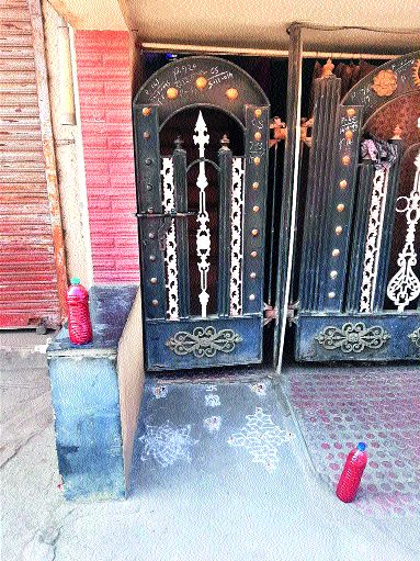 Dogs now hold red bottles! | कुत्र्यांना आता लाल बाटल्यांचाधाक ! Dogs now hold red bottles! | कुत्र्यांना आता लाल बाटल्यांचाधाक !