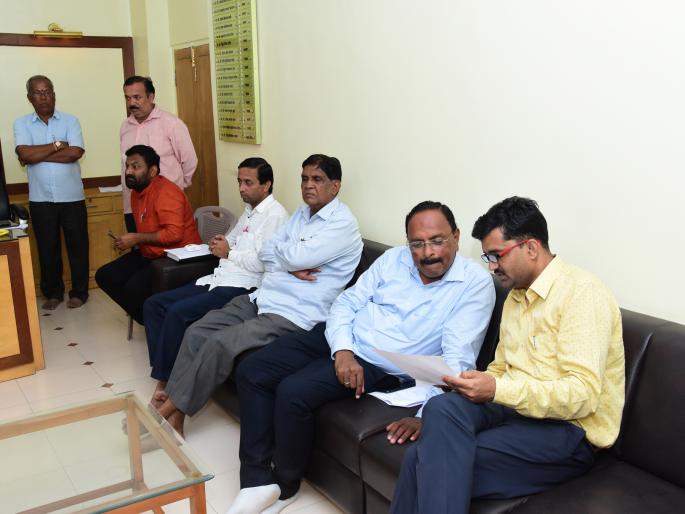 After the onion price is 5 rupees, senior officer of the center will come to Lasalgavi | कांदा भाव ५१०० रूपये झाल्यानंतर केंद्रतील वरिष्ठ अधिकारी लासलगावी After the onion price is 5 rupees, senior officer of the center will come to Lasalgavi | कांदा भाव ५१०० रूपये झाल्यानंतर केंद्रतील वरिष्ठ अधिकारी लासलगावी