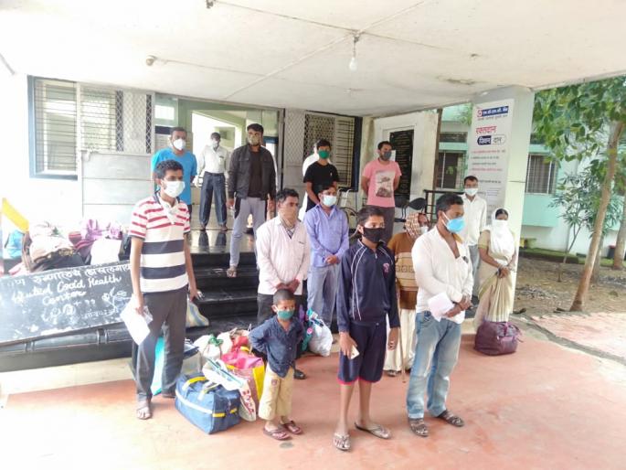 Homecoming of 18 corona free patients from Lasalgaon center | लासलगाव केंद्रातून १८ कोरोनामुक्त रुग्णांची घरवापसी Homecoming of 18 corona free patients from Lasalgaon center | लासलगाव केंद्रातून १८ कोरोनामुक्त रुग्णांची घरवापसी