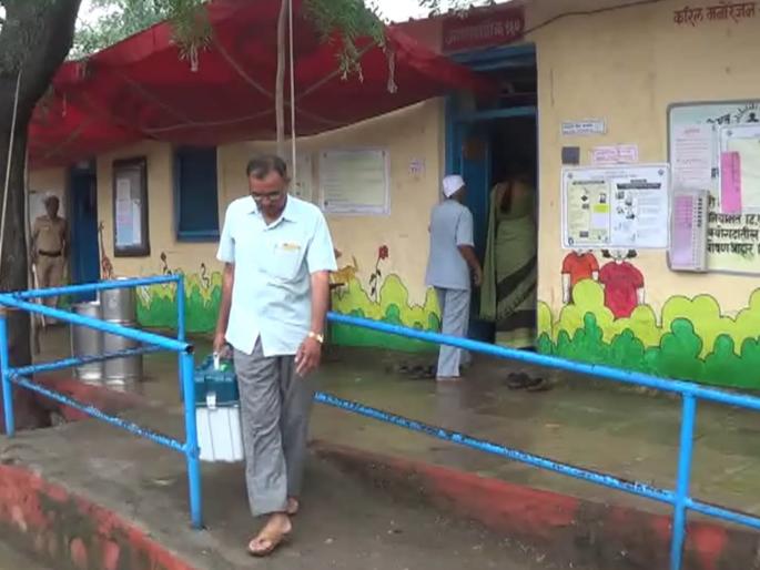 Vandalist, Lasalgavi EVM machine shuts down | नांदूरवैद्य, लासलगावी ईव्हीएम मशिन बंद पडल्याने धावपळ Vandalist, Lasalgavi EVM machine shuts down | नांदूरवैद्य, लासलगावी ईव्हीएम मशिन बंद पडल्याने धावपळ