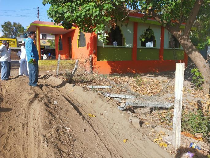 Lohonerla fence demolished by sand mafia | लोहोणेरला वाळूमाफियांकडून कुंपणाची मोडतोड