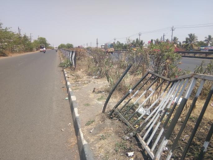 Highway dividers in the trash empire | महामार्ग दुभाजकांत कचऱ्याचे साम्राज्य Highway dividers in the trash empire | महामार्ग दुभाजकांत कचऱ्याचे साम्राज्य