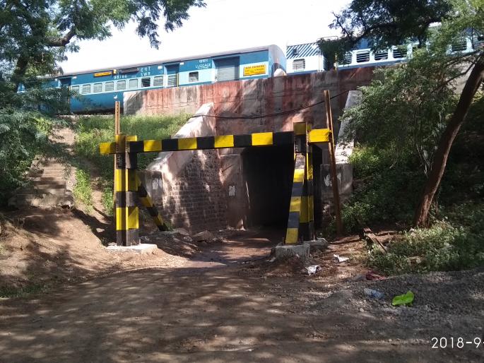 Penshon ban carry heavy vehicles below railway line | पांझन रेल्वेपुलाखालुन अवजड वहानांना बंदी Penshon ban carry heavy vehicles below railway line | पांझन रेल्वेपुलाखालुन अवजड वहानांना बंदी