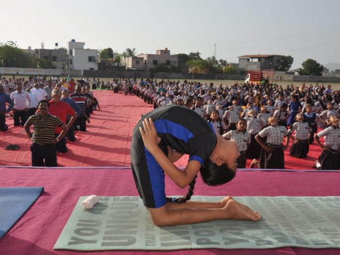 Manmad celebrates Yogidi in Chhatre Vidyalaya | मनमाडला छत्रे विद्यालयात योगदिन साजरा   Manmad celebrates Yogidi in Chhatre Vidyalaya | मनमाडला छत्रे विद्यालयात योगदिन साजरा