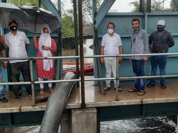 Due to installation of flood control valves on Mithi river, the water level has not risen this year | मिठी नदीवर पूरनियंत्रण झडपा बसवल्याने यंदा पाणी तुंबले नाही