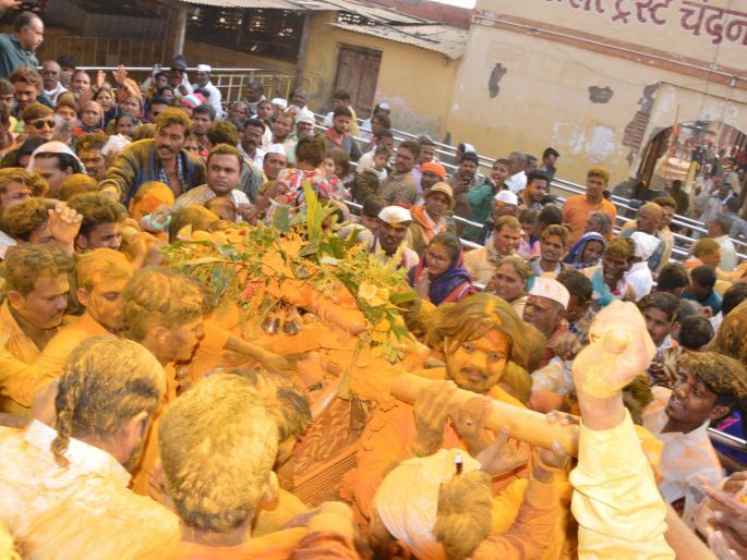 Yalokot Yelkot commemorates the launch of Chandanpuri Yatra | येळकोट येळकोटच्या जयघोषात चंदनपुरीच्या यात्रोत्सवास प्रारंभ Yalokot Yelkot commemorates the launch of Chandanpuri Yatra | येळकोट येळकोटच्या जयघोषात चंदनपुरीच्या यात्रोत्सवास प्रारंभ