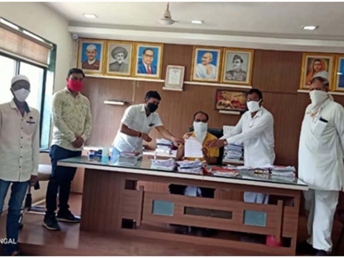 Statement to Tehsildar on peak loan issue to Chandwad | चांदवडला पीककर्जप्रश्नी तहसीलदारांना निवेदन Statement to Tehsildar on peak loan issue to Chandwad | चांदवडला पीककर्जप्रश्नी तहसीलदारांना निवेदन