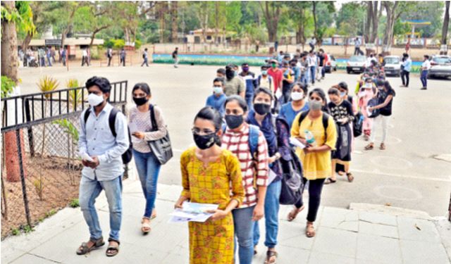 Students took MPSC exam with Kovid Kit | कोविड किटसह विद्यार्थ्यांनी दिली एमपीएससी परीक्षा Students took MPSC exam with Kovid Kit | कोविड किटसह विद्यार्थ्यांनी दिली एमपीएससी परीक्षा