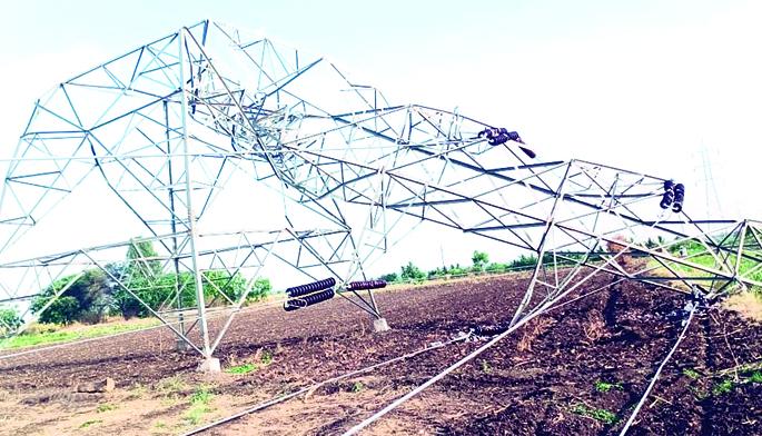 Four large towers of Mahapareshan's 220 KV line collapsed due to the storm | महापारेषणच्या २२० केव्ही वाहिनीचे चार मोठे मनोरे वादळामुळे कोसळले