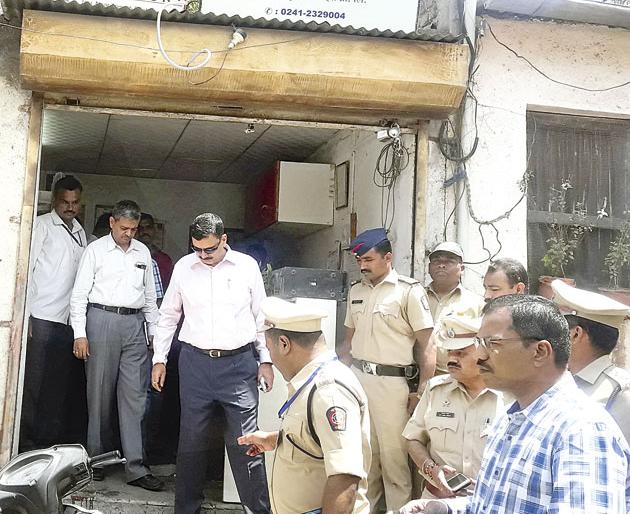 Ahmednagar explosion Crude bomb: Special Inspector General of Police Vinayakumar Choubey | अहमदनगरमधील स्फोट क्रूड बॉम्बचा, विशेष पोलीस महानिरीक्षक विनयकुमार चौबे यांची माहिती Ahmednagar explosion Crude bomb: Special Inspector General of Police Vinayakumar Choubey | अहमदनगरमधील स्फोट क्रूड बॉम्बचा, विशेष पोलीस महानिरीक्षक विनयकुमार चौबे यांची माहिती