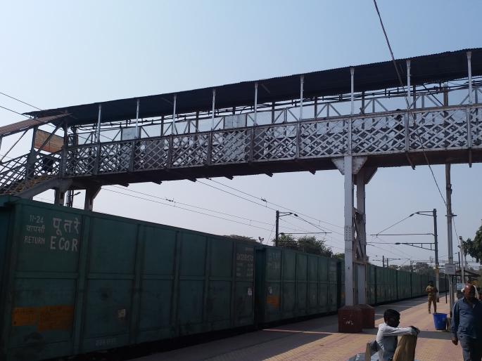 Construction work of a new pedestrian bridge started at Nandgaon | नांदगावला नवीन पादचारी पुलाचे काम सुरू Construction work of a new pedestrian bridge started at Nandgaon | नांदगावला नवीन पादचारी पुलाचे काम सुरू