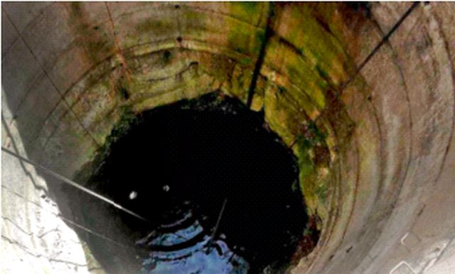 Pipes for drinking water for women in the tribal areas of Nandurdi | नांदुर्डीतील आदिवासी वस्तीवरील महिलांची पिण्याच्या पाण्यासाठी पायपीट Pipes for drinking water for women in the tribal areas of Nandurdi | नांदुर्डीतील आदिवासी वस्तीवरील महिलांची पिण्याच्या पाण्यासाठी पायपीट