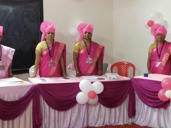 nashik,pink,saree,and,fetish,dress,in,women's,polling,booth | महिला मतदान केंद्रात गुलाबी साडी आणि फेट्याचा रूबाब nashik,pink,saree,and,fetish,dress,in,women's,polling,booth | महिला मतदान केंद्रात गुलाबी साडी आणि फेट्याचा रूबाब