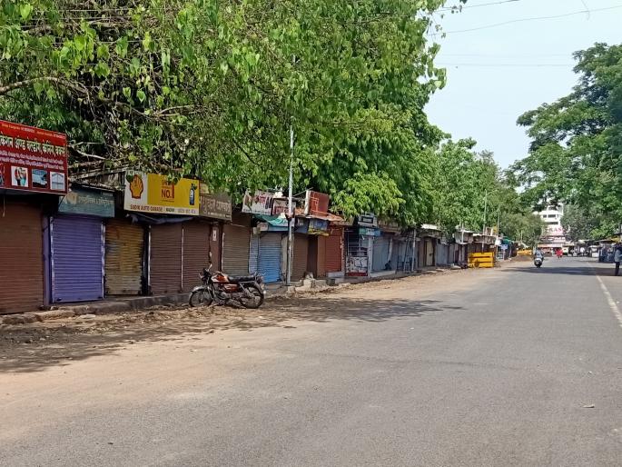 Due to the closure of shops, there was a lull in Nashik in the afternoon | दुकाने बंद झाल्याने दुपारनंतर नाशकात शुकशुकाट Due to the closure of shops, there was a lull in Nashik in the afternoon | दुकाने बंद झाल्याने दुपारनंतर नाशकात शुकशुकाट
