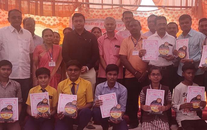 Shahada taluka science exhibition concludes | शहादा तालुका विज्ञान प्रदर्शनाचा समारोप Shahada taluka science exhibition concludes | शहादा तालुका विज्ञान प्रदर्शनाचा समारोप