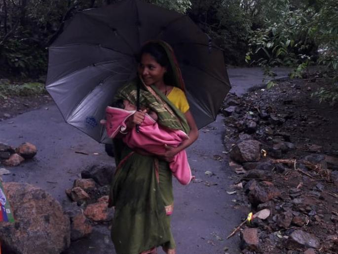 The mother made a 10-kilometer footpath by rubbing the sick tanhula with her stomach | आजारी तान्हुल्याला पोटाशी कवटाळून मातेने केली 10 किलोमीटरची पायपीट The mother made a 10-kilometer footpath by rubbing the sick tanhula with her stomach | आजारी तान्हुल्याला पोटाशी कवटाळून मातेने केली 10 किलोमीटरची पायपीट