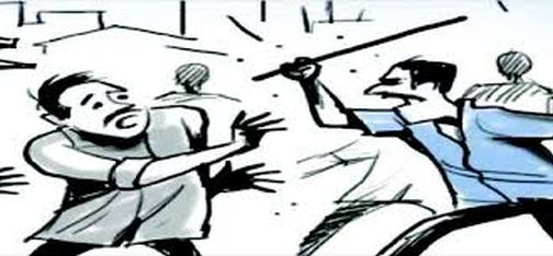 Two families beaten over a farm road dispute | शेतातील रस्त्याच्या वादातून दोन परिवारात मारहाण